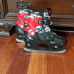 Boys size-adjusting ice skates